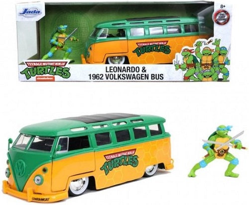 Jada Toys – Teenage Mutant Ninja Turtles Hollywood Rides – 1962 Volkswagen Bus mit Leonardo-Figur (1/24) (Druckguss)